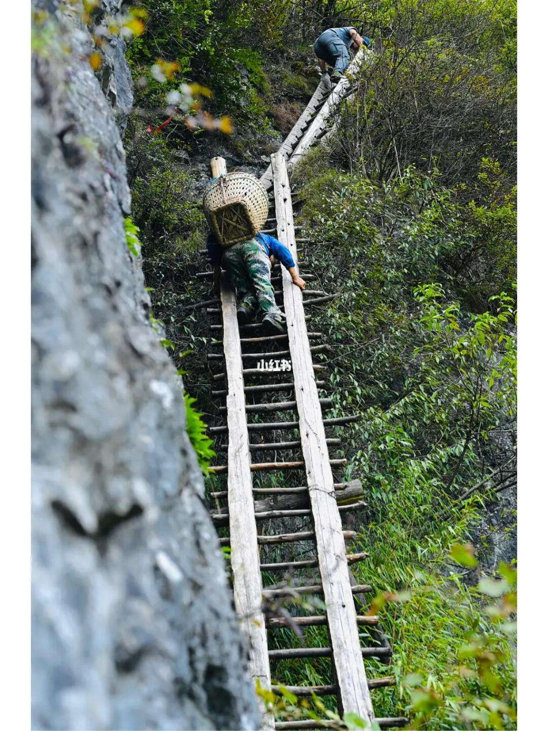 梯子与地面的倾斜角度，梯子与地面倾斜的角度一般为